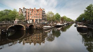 Kanaal en oude huizen in Jordaan, Amsterdam, Nederland.