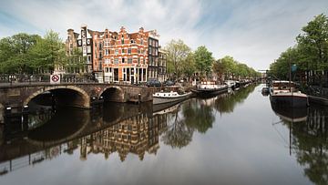 Kanaal en oude huizen in Jordaan, Amsterdam, Nederland. van Lorena Cirstea