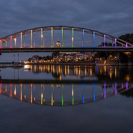 Le pont Wilhelmina aux couleurs de l'arc-en-ciel à Deventer sur Maurice Meerten
