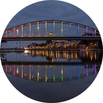 Wilhelminabrug Deventer in regenboogkleuren van Maurice Meerten