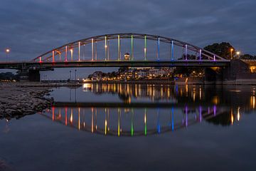 Wilhelmina-Brücke in Regenbogenfarben in Deventer von Maurice Meerten