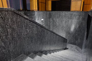 An marble staircase van Marcel Derweduwen