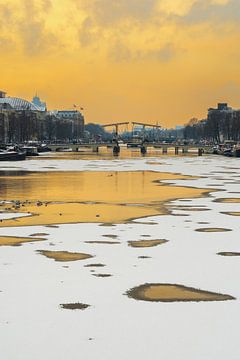 Amstel mit Skinny Bridge im Winter von Elisabeth Aardema