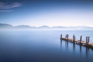 Houten steiger bij zonsopgang. Massaciuccoli meer van Stefano Orazzini