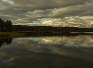Het meer van Dabelow bij zonsondergang in de herfst in Mecklenburg van Wolfgang Unger