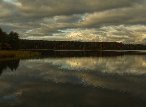 Le lac Dabelower au coucher du soleil en automne dans le Mecklembourg