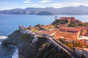 Insel Elba, Blick auf Portoferraio. Leuchtturm und Festung. Italien von Stefano Orazzini