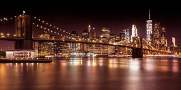 Night Skyline Manhattan Brooklyn Bridge van Melanie Viola