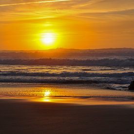 Coucher de soleil sur la plage sur Rogier Vermeulen