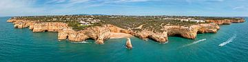 Luchtfoto panorama van Praia do Carvalho bij Benagil in the Algarve Portugal van Eye on You