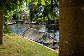Vue de vieux canaux avec des bateaux dans une vieille ville néerlandaise.