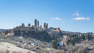 Verschneite Winterlandschaft mit den mittelalterlichen Türmen von San Gimignano, Toskana