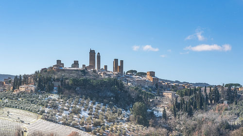 Besneeuwd winterlandschap met de middeleeuwse torens van San Gimignano, Toscane