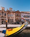 Gelbe portugiesische Gondel mit traditionellen Häusern in Aveiro, Portugal von Michiel Dros Miniaturansicht