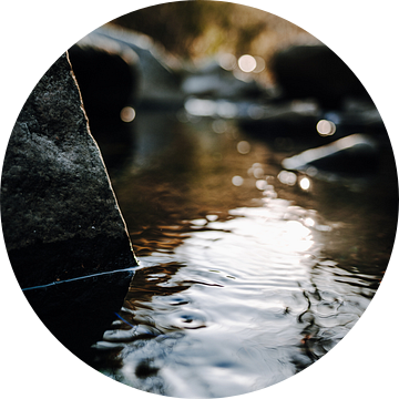 Water in de rivier in het avondlicht van Katrin Friedl Fotografie