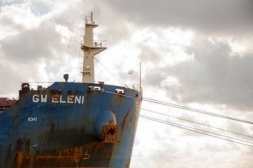 De boeg van een zeeschip in de haven van scheepskijkerhavenfotografie