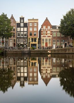 Kanaal en oude huizen in Amsterdam op Oudezijds Voorburgwal