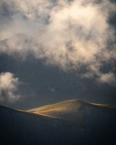 Detail van het mooie lichtspel op de bergen van de Franse Alpen. van Jos Pannekoek