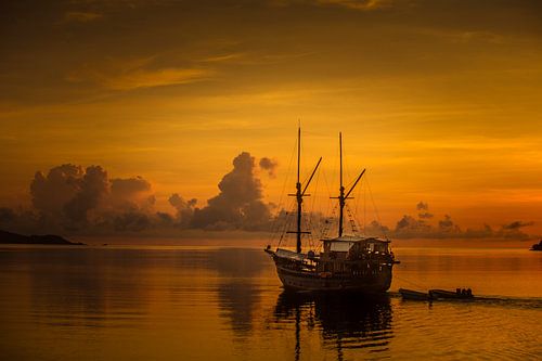 Zonsondergang met schip