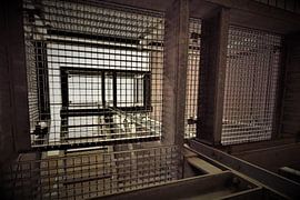 Perspectief opname van industriële metalen trap van Maud De Vries