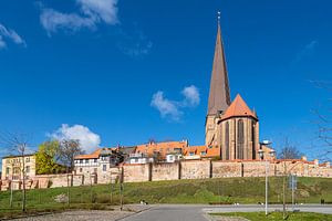 Blick auf die Petrikirche und Stadtmauer in der Hansestadt Rostock