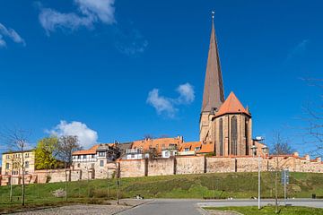Gezicht op de Petri-kerk en de stadsmuur in de Hanzestad Rostock van Rico Ködder