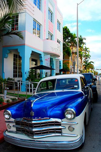 Blauwe oldtimer op het strand in Miami Beach