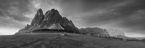 Alpenpanorama in de Dolomieten in Zuid-Tirol in zwart-wit.
