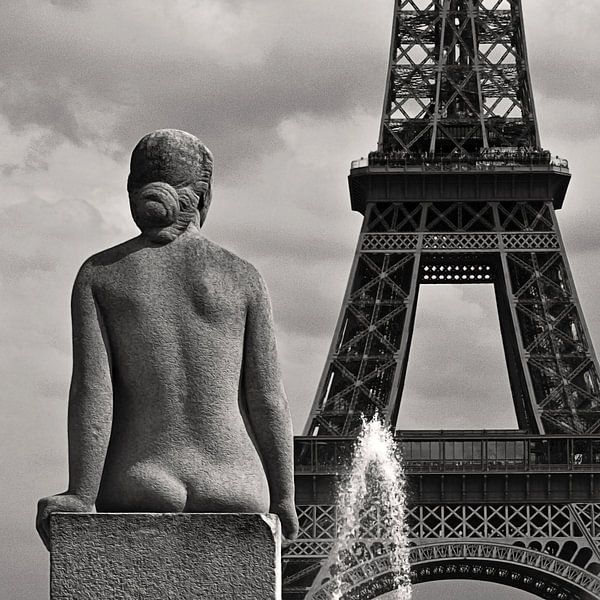 Paris Mon Amour | The lady is watching Mr. Eiffel #2  van Fons Bitter