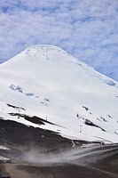Verschneiter Berggipfel in Puerto Varas, Chile
