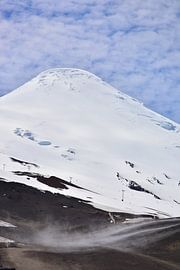 Verschneiter Berggipfel in Puerto Varas, Chile