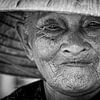 Portrait en noir et blanc d'une femme vietnamienne sur Ellis Peeters