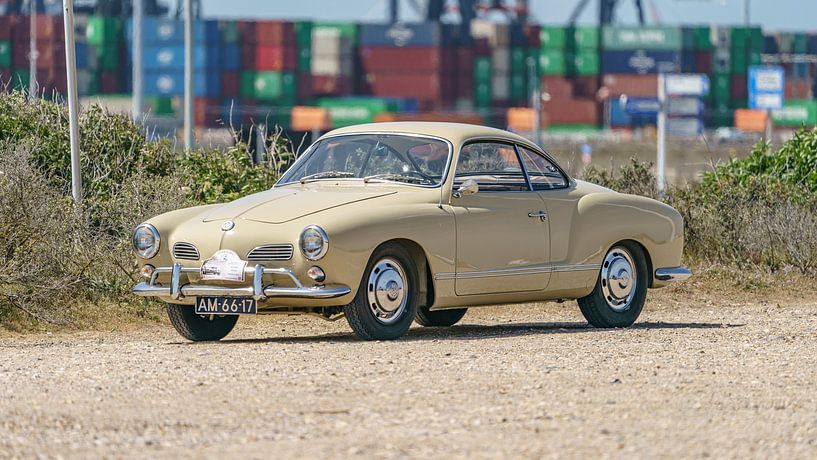 Volkswagen Karmann Ghia, type 14. par Jaap van den Berg
