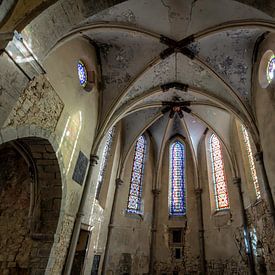 Vault inside an abandoned church by Vivian Teuns