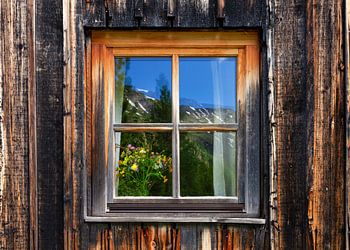 Fenster einer Almhütte