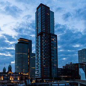 Architektur Rotterdam bei Einbruch der Nacht von Gerard Lakerveld