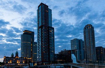 Architectuur Rotterdam wanneer de avond valt