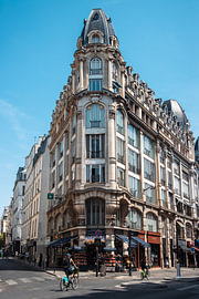 Un coin parisien élégant sous un ciel bleu