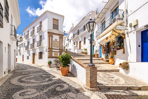 Treppenstraße mit Kieselmosaik und Laterne in Frigiliana