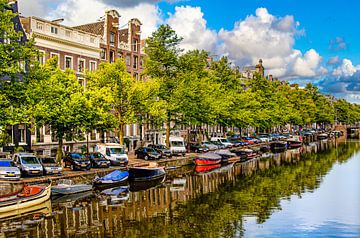 Spiegeling van boten straat en huizen in een gracht in Amsterdam Nederland van Dieter Walther