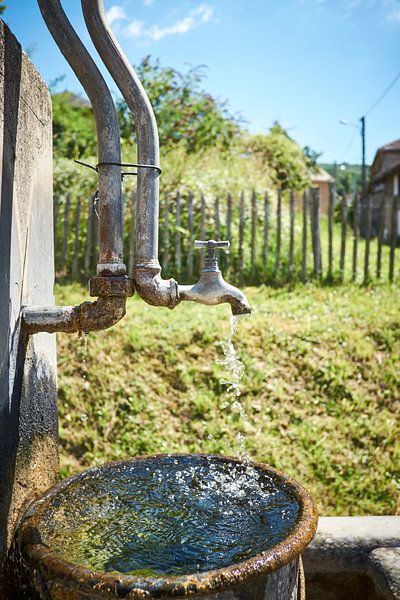 Wasserhahn mit fließendem Wasser von Sjoerd van der Hucht