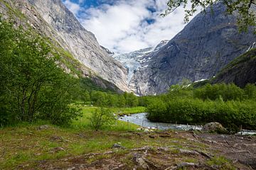 De idyllische vallei van de Briksdalsbreen, Noorwegen