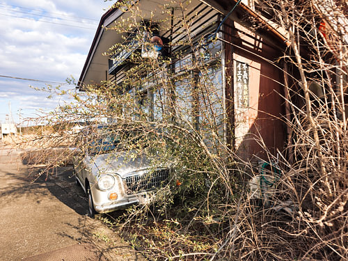Verlassenes Auto in Fukushima