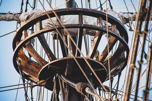 Kraaiennest in de mast van een oude zeilboot