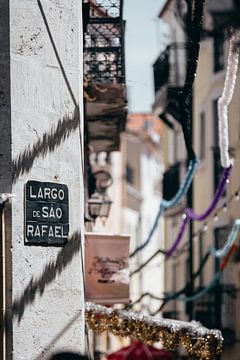 Straat in Lissabon, Portugal tijdens feest van Bart Clercx