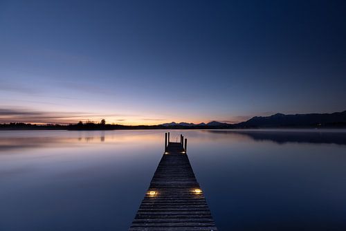 Morgenstille am See- Steg im ersten Licht von Christina Bauer Photos