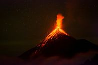 Vulkaanuitbarsting van de lava supwende actieve Fuego vulkaan in Guatemala van Michiel Dros thumbnail