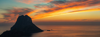 Spektakulärer Sonnenuntergang Es Vedrà , Ibiza Spanien - Panoramafoto