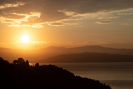 Silhouette bei Sonnenaufgang von Guido Akster