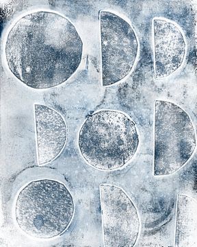 Abstrakte Landschaft mit Formen in Blau und Weiß. von Dina Dankers